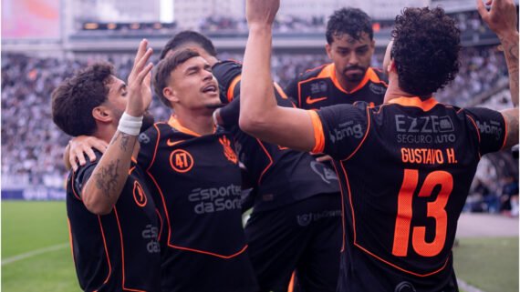 Jogadores do elenco corinthiano abraçados, agradeçendo a Deus pelo Gol (foto: Rodrigo Coca/Corinthians)