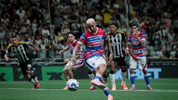 Deyverson em jogo contra o Atlético, na Arena MRV (foto: Divulgação/Fortaleza)