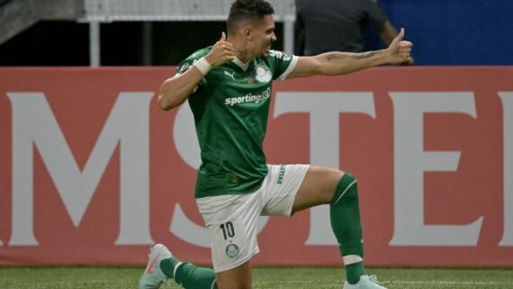 Paulinho comemora gol pelo Palmeiras na Libertadores (foto: NELSON ALMEIDA / AFP)