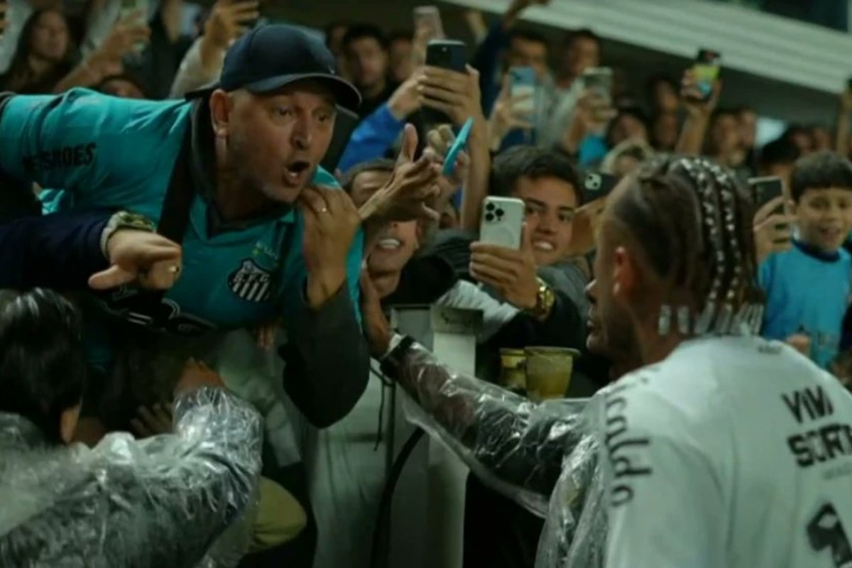 Neymar e torcedor do Santos discutiram após derrota para o Internacional - (foto: Reprodução) Neymar e torcedor do Santos discutiram após derrota para o Internacional - (foto: Reprodução)