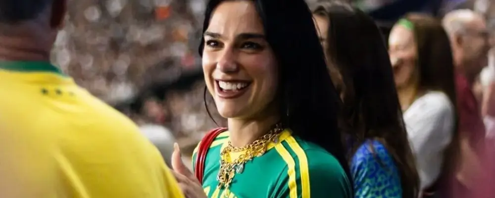 Dua Lipa rouba a cena e acompanha o Fla-Flu no Maracanã