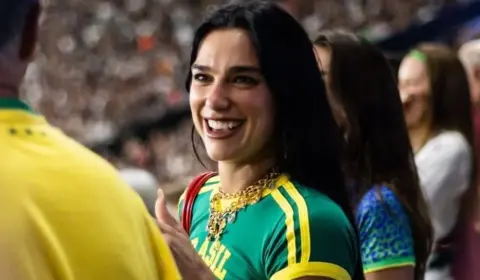 Dua Lipa rouba a cena e acompanha o Fla-Flu no Maracanã