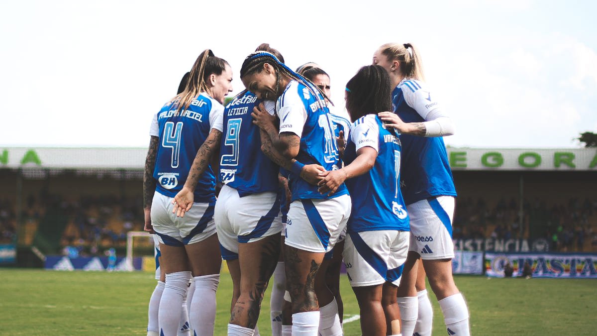Jogadoras do Cruzeiro celebrando gol sobre o América na final do Mineiro Feminino (foto: Gustavo Martins/Cruzeiro)