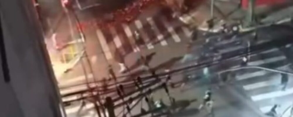 Em meio a multidão, bombas são arremessadas em briga após clássico paulista