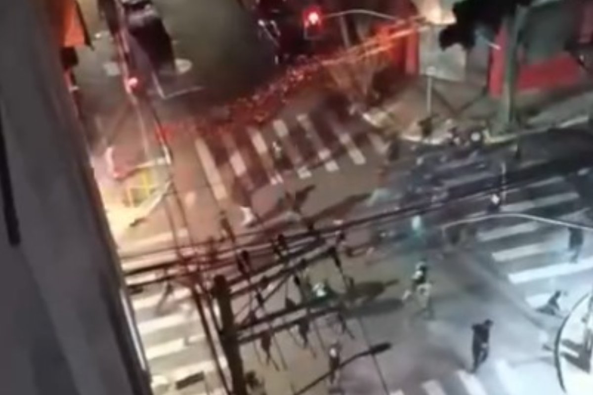 Foro reprodução de briga no cruzamento de uma rua entre os torcedores do São Paulo e e Corinthians (foto: Reprodução/redes sociais)