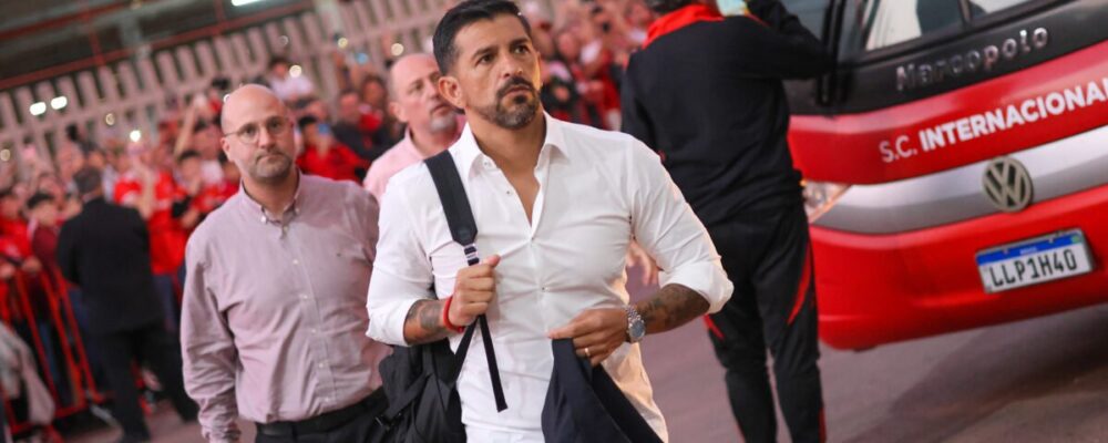 Emiliano Díaz, auxiliar do Inter, é intimado por oficial de justiça após derrota