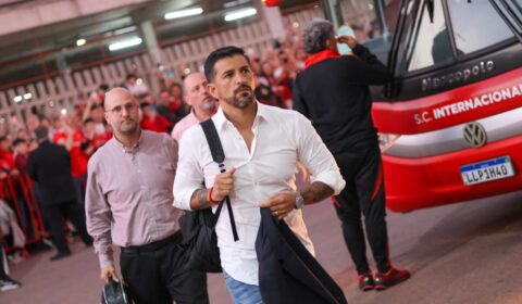 Emiliano Díaz, auxiliar do Inter, é intimado por oficial de justiça após derrota