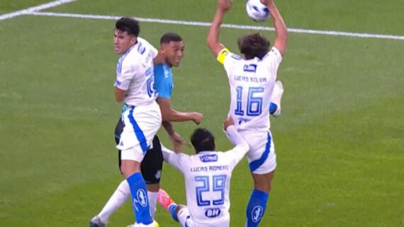 Grêmio reclamou de pênalti de Lucas Silva em derrota para o Cruzeiro (foto: Reprodução)
