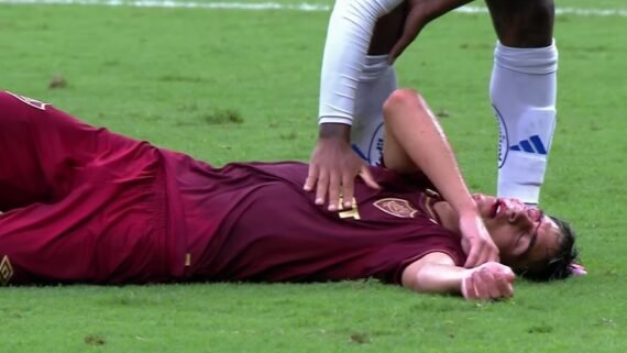 Bernal, do Fluminense, fica caído após disputa de bola com Matheus Pereira, do Cruzeiro (foto: Reprodução)