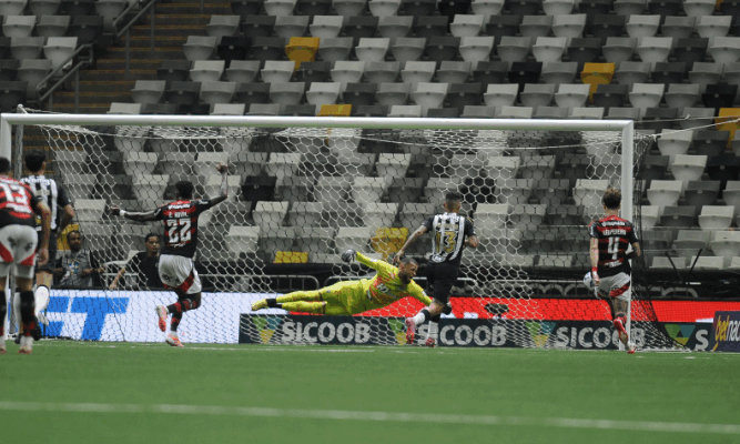 Everson lamenta vice e empate no fim, mas mira G8 e valoriza ano no Atlético