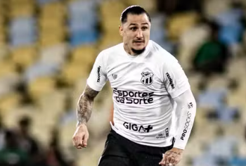 Ex-Atlético é expulso aos 3 minutos e complica time da Série A; veja lance