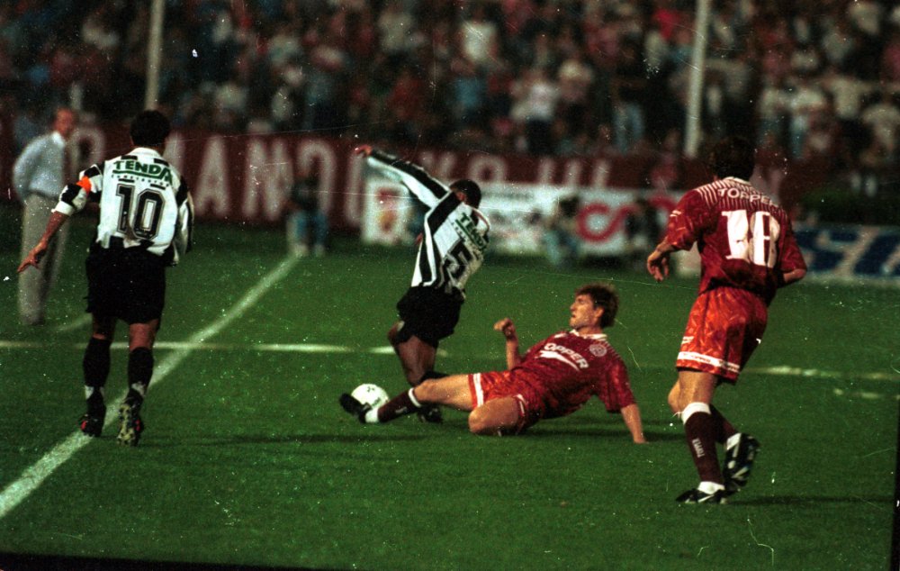 Lance do jogo entre Atlético e Lanús-ARG, pela final da Copa Conmebol de 1997 (foto: Paulo Filgueiras/Estado de Minas)