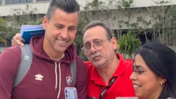 Fábio ao lado de fãs em Belo Horizonte (foto: Divulgação/Fluminense)