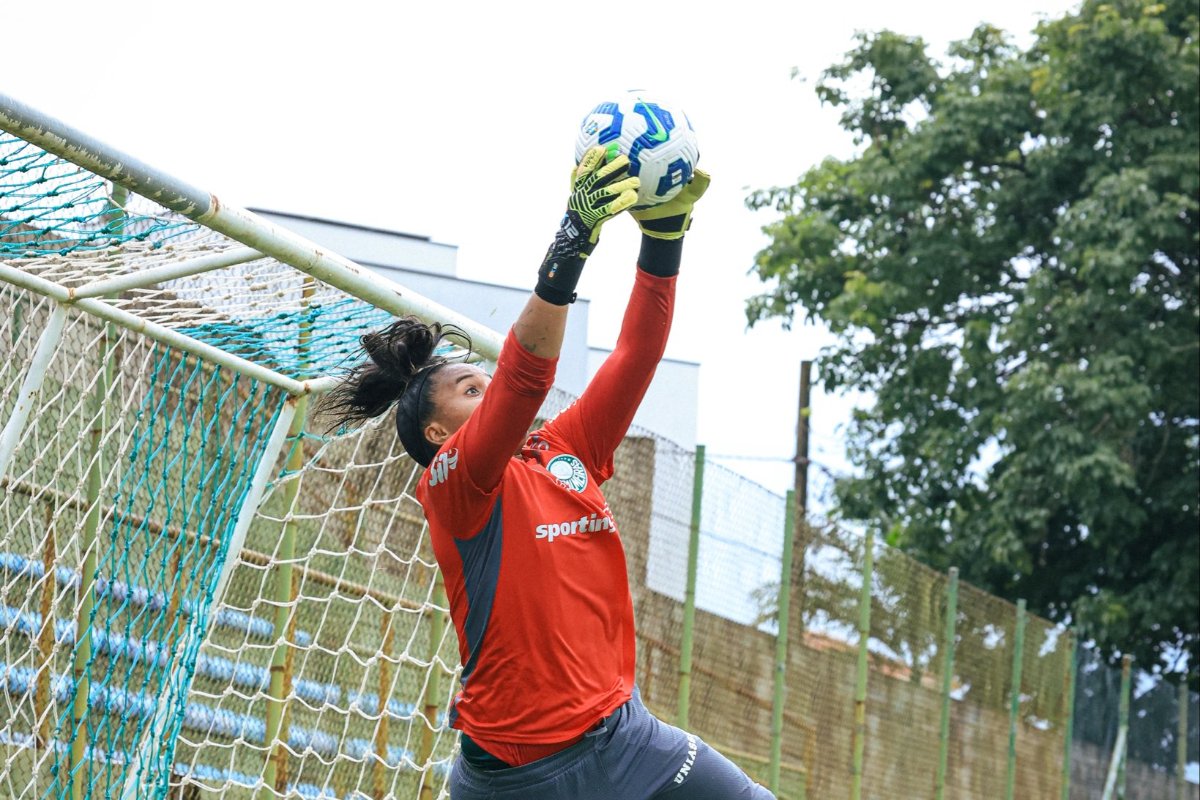 Goleira do Palmeiras fazendo defesa em treino (foto: Divulgação/Palmeiras)