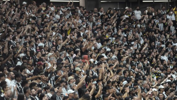 Torcida do Atlético na Arena MRV em jogo contra o Fortaleza (foto: Alexandre Guzanshe/EM/DA.Press)