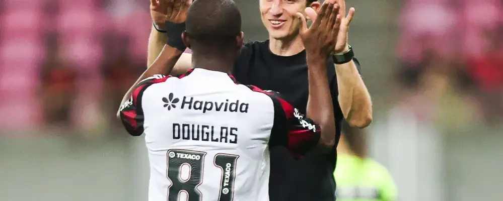 Filipe Luis comemora goleada do Flamengo, mas se incomoda com erros