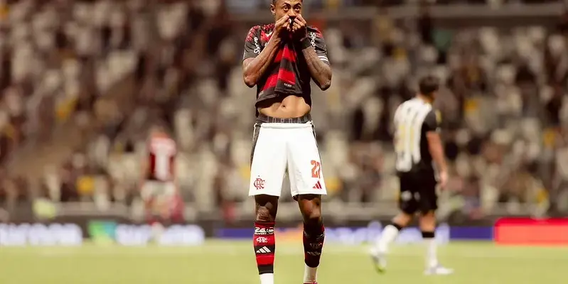 Filipe Luís exalta Bruno Henrique após empate do Flamengo