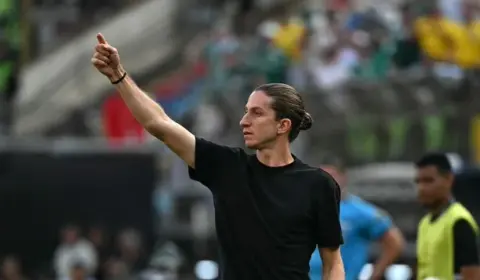 Filipe Luís se emociona e exalta elenco do Flamengo