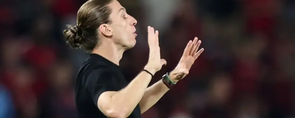 Filipe Luís sofre com desfalques e busca alternativas no Flamengo