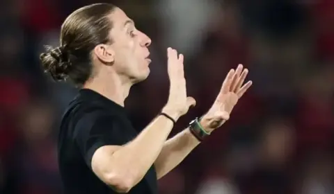 Filipe Luís sofre com desfalques e busca alternativas no Flamengo