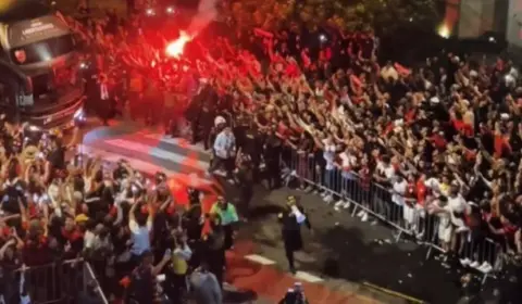 Flamengo desembarca em Lima para final da Libertadores e multidão recepciona o time no hotel