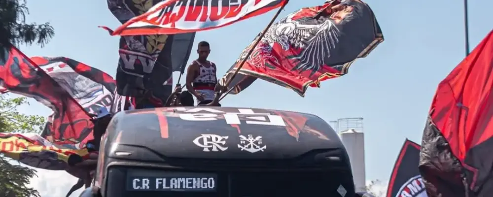 Flamengo embarca para final da Libertadores com festa da torcida