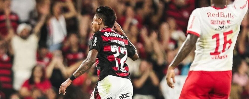 Flamengo faz 3 a 0 no Bragantino e dispara na liderança do Brasileirão