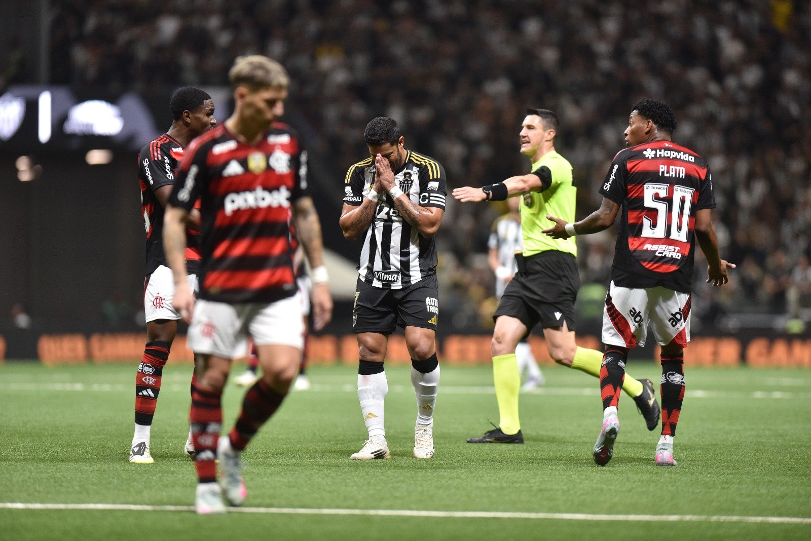 Hulk se lamenta durante duelo entre Atlético e Flamengo pela Copa do Brasil (foto: Ramon Lisboa/EM/D.A. Press)