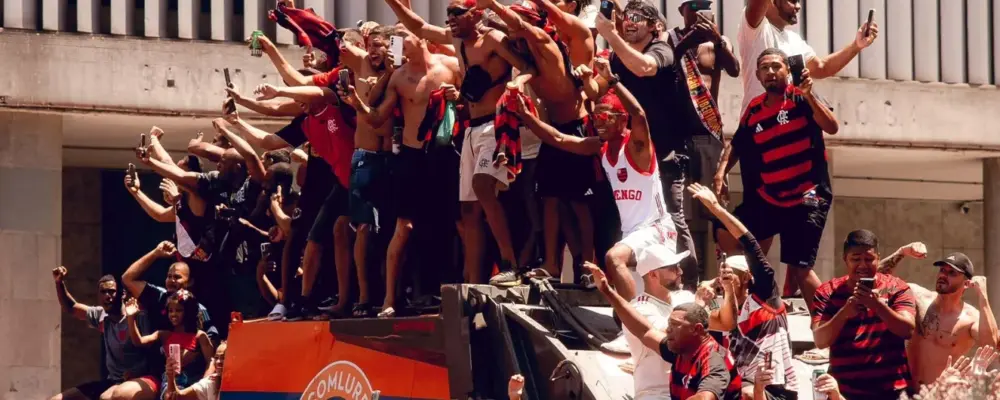 Flamengo provoca o Palmeiras com cabeça de porco, caixão e gritos de ‘sem Mundial’