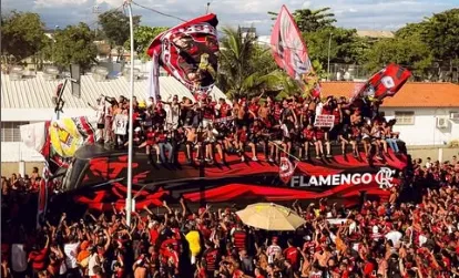 Flamengo se “despede” da torcida com AeroFla no Rio de Janeiro e “invasão” no ônibus
