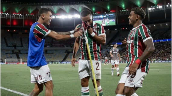 Atletas do Fluminense comemorando um gol. Um deles beija a bandeira do escanteio. (foto: Divulgação/Fluminense)