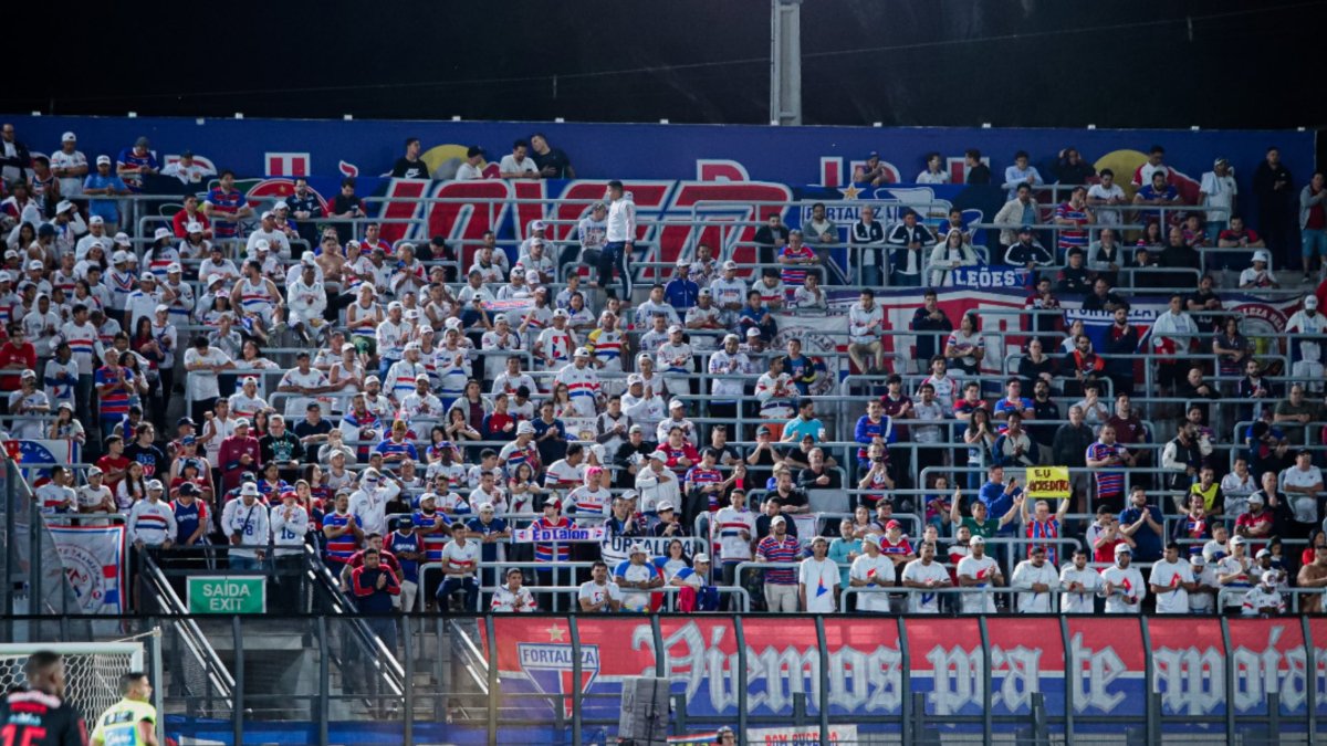 Torcedores do Fortaleza nas arquibancadas do Estádio Municipal Cicero De Souza Marques, em Bragança Paulista (foto: Mateus Lotif/FEC)