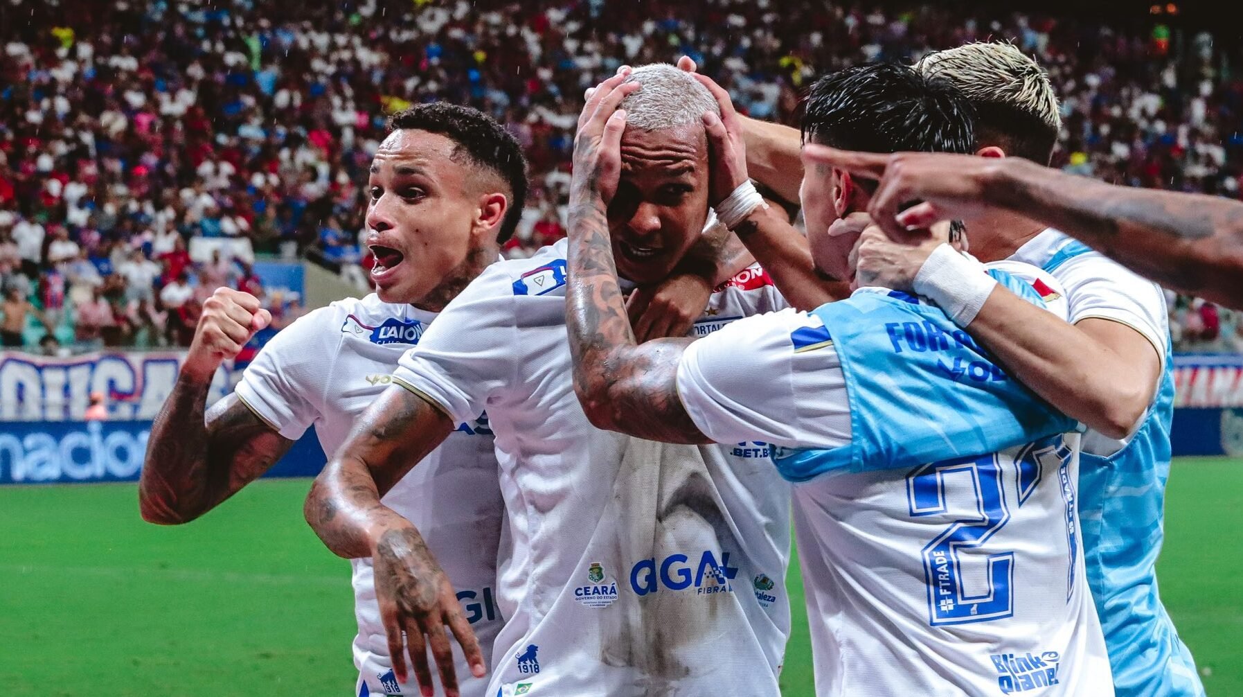 Deyverson comemora gol do Fortaleza com companheiros (foto: Matheus Amorim/FEC)