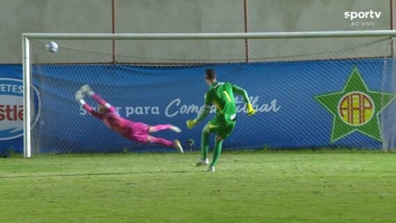 A batida de pênalti de Pedro Cobra em Flamengo x Atlético (foto: Reprodução/SporTV)