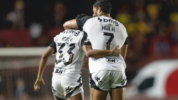 Hulk comemora gol do Atlético ao lado de Rony (foto: Pedro Souza/Atlético)