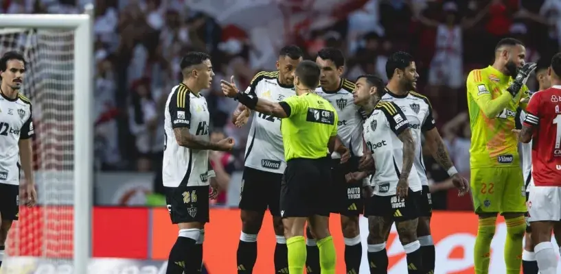 Internacional x Atlético-MG: confira a súmula da arbitragem nos lances polêmicos