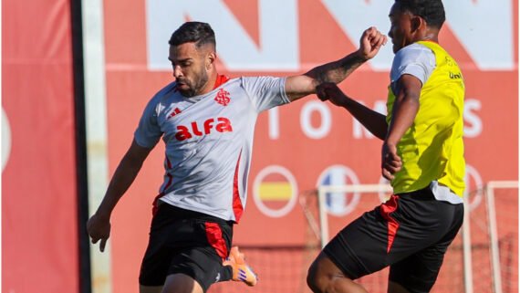 Dois atletas do Internacional treiando. Um deles atacando e o outro defendendo. (foto: Divulgação/Internacional)