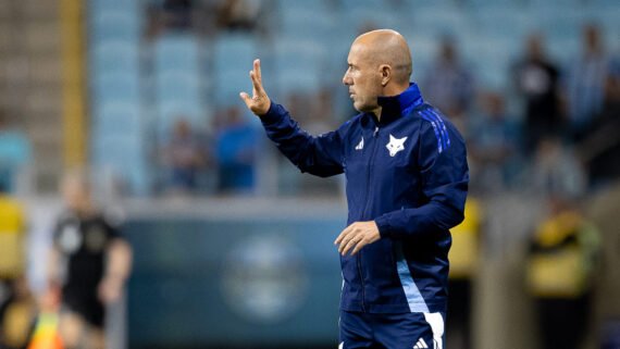 Leonardo Jardim lidera a comissão técnica do Cruzeiro desde fevereiro de 2025 (foto: Lucas Bubols/Cruzeiro)