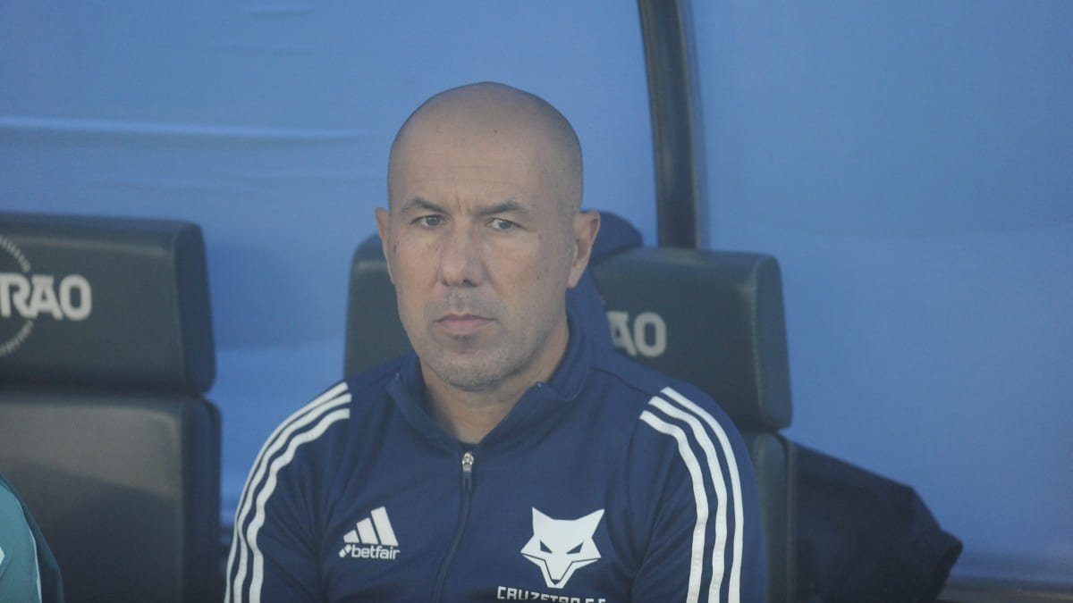 Leonardo Jardim lidera a comissão técnica do Cruzeiro desde fevereiro de 2025 (foto: Alexandre Guzanhe/EM/D.A. Press)