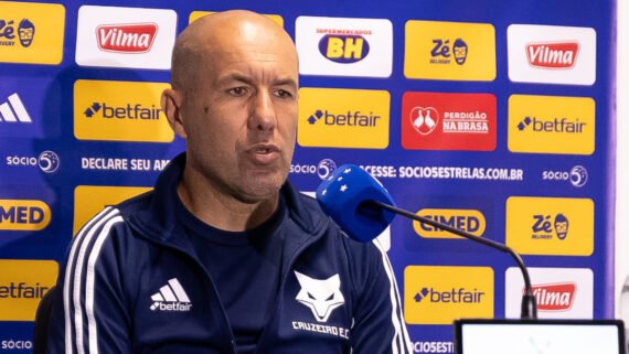Leonardo Jardim lidera a comissão técnica do Cruzeiro desde fevereiro de 2025 (foto: Lucas Bubols/Cruzeiro)
