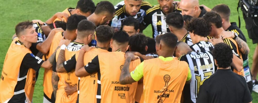 Jogador do Atlético pede desculpa por discussão de companheiros com torcedor