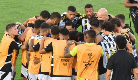 Jogador do Atlético pede desculpa por discussão de companheiros com torcedor