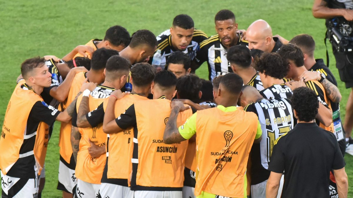 Jogadores do Atlético reunidos para cobranças de pênaltis na final da Sul-Americana (foto: AFP)