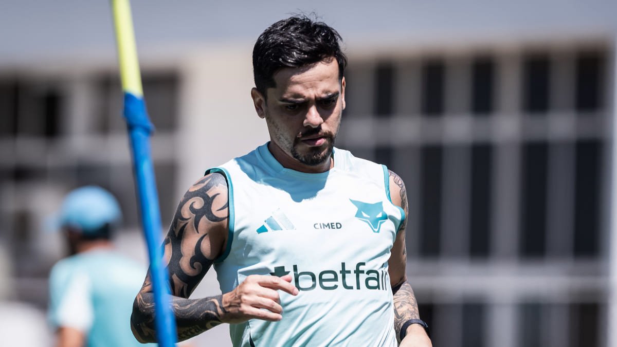 Fagner, lateral-direito do Cruzeiro, recupera-se da fratura na fíbula da perna direita (foto: Gustavo Aleixo/Cruzeiro)