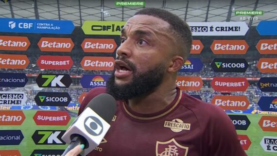 Samuel Xavier, lateral-direito do Fluminense, revoltado durante entrevista no Mineirão (foto: Reprodução/Premiere)