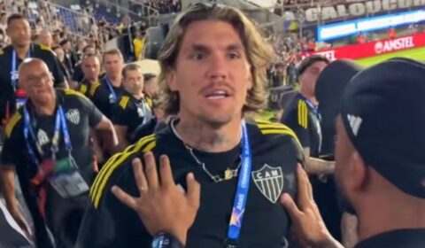 Jogadores do Atlético discutem com torcedor em meio a disputa de pênaltis