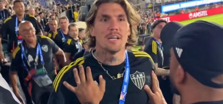 Jogadores do Atlético discutem com torcedor em meio a disputa de pênaltis