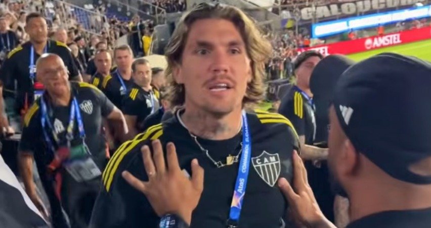 Lyanco em momento que discutia com torcedor do Atlético (foto: Redes sociais Futebol pelo Mundo/Reprodução)