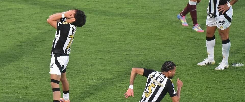 Jornal europeu destaca falhas de Biel em derrota do Atlético: ‘Pesadelo’