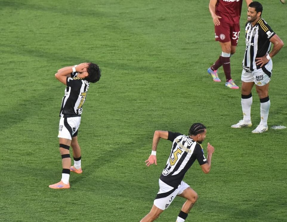 Biel com as mãos no rosto após perder chance para marcar o gol do Atlético (foto: JOSE BOGADO / AFP)